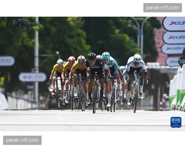 “多家世巡赛车队抵达西班牙进行高原训练，备战环法”